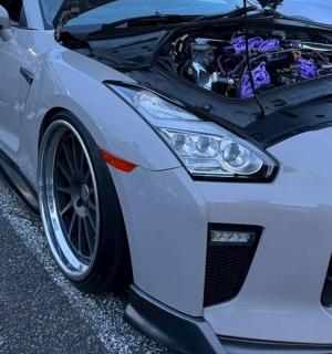 一辆白色跑车停在街上