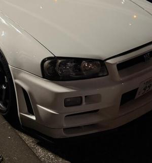 一辆白色汽车停在路边