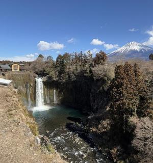 瀑布和山脉的鸟瞰图