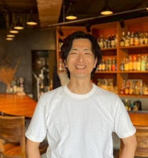 一名男子站在酒吧前