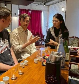 一群人围坐在桌子旁