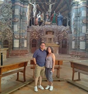 一名男子和一名女子站在教堂里