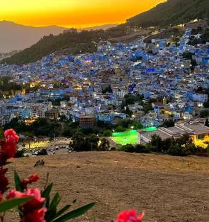 Pohled na modré město Chefchaouen při západu slunce