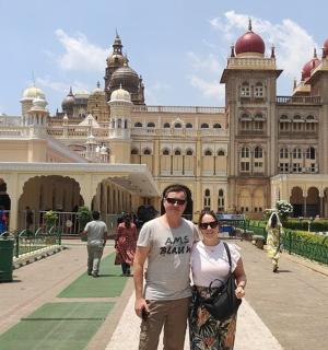 一男一女站在一栋建筑前