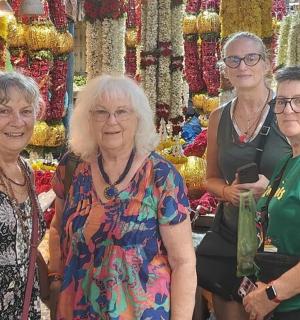 一群妇女在市场里摆姿势拍照