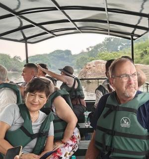 河上的船上的一群人