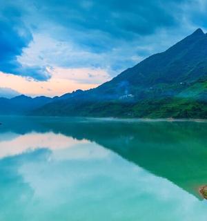 以群山为背景的湖景