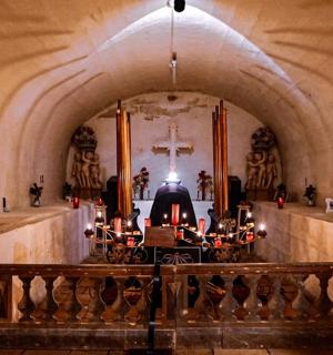 místnost s kostelem a křížem v něm