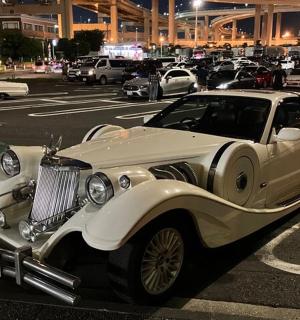 一辆停在停车场的白色老爷车