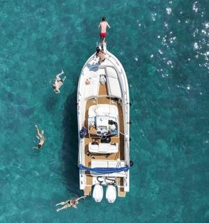 水中，船顶上有一名男子