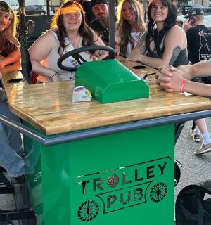 mężczyzna stoi przed stołem z kołem