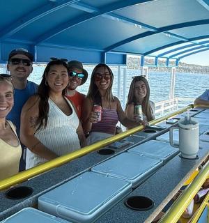 grupp inimesi poseerib paadis pildi jaoks