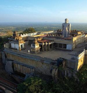 一座矗立在建筑物顶上的大型雕像