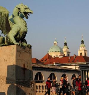 socha draka před budovou