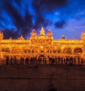 一座大楼，前面站着一些人