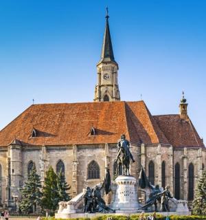 stará budova se sochou před ní