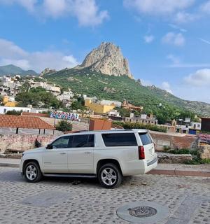 一辆白色 SUV 停在山前