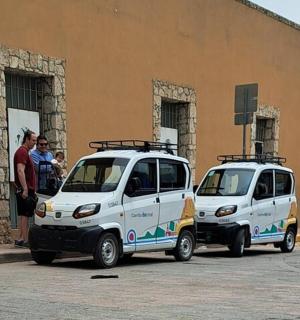 两辆小型汽车停在一栋建筑物前