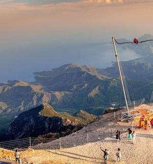 skupina lidí stojících na vrcholu hory