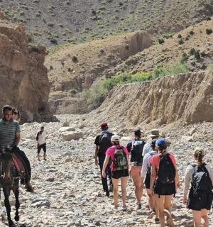 一群人骑马在岩石小路上