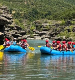 一群人乘木筏在河上