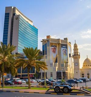 带有大型广告牌的建筑的停车场