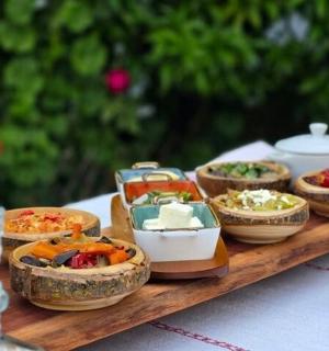 桌上放着一盘食物，还有一碗食物