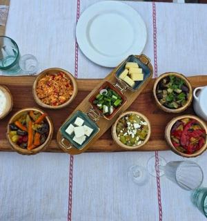 桌子上放着不同种类食物的木托盘