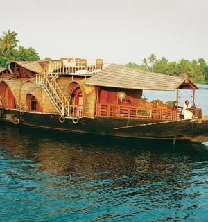 velká loď s domem na vodě