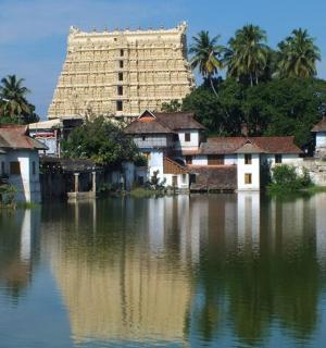 skupina domů s velkou budovou ve vodě