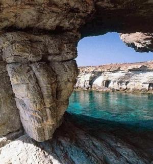 pohled na skalní útvar ve vodě