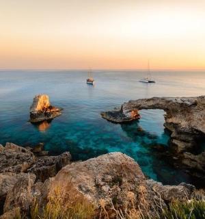 可以看到水中停泊着船只的海景