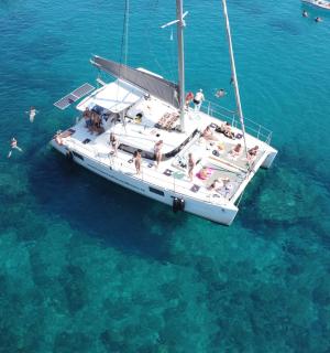 一群人在水中的船上