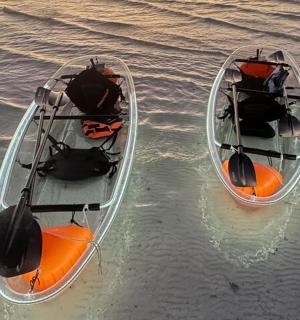 海滩上的两艘船