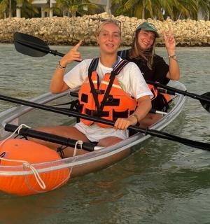 一男一女在水上划皮艇