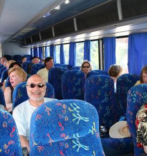 sekumpulan orang duduk di atas bas