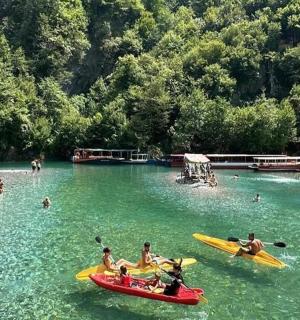 一群人在水中乘船