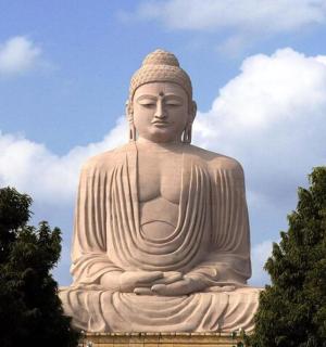 公园里有一尊巨大的佛像