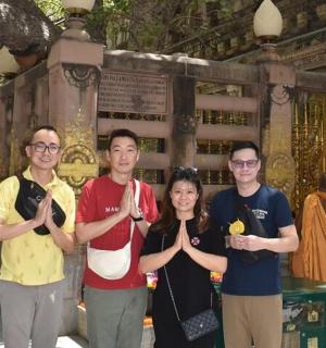 一群人站在寺庙前