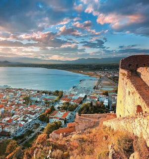 pohled na město s hradem a oceánem