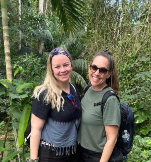 一名男子和一名女子站在丛林中