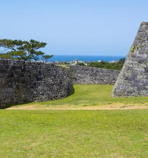 kivimuuri, jossa on tunneli ruohikossa