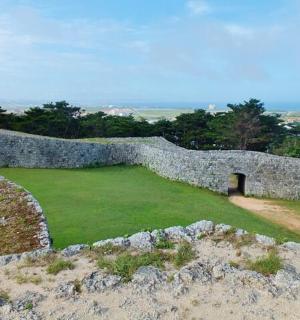 جدار حجري على قمة تل مع العشب