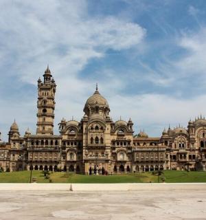 一座顶部有钟楼的大楼