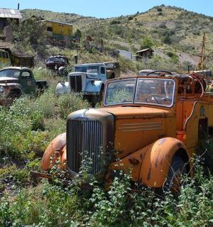 一群旧卡车停在田野里