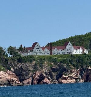 位于水边悬崖顶上的大房子