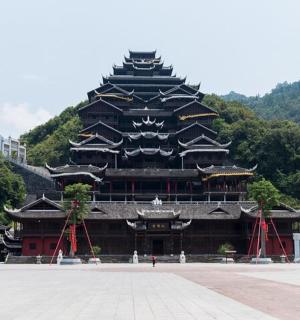 山前的一座大楼