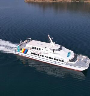 一艘白色的小船在水面上行驶