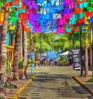 maal tänavast, kus on palmipuud