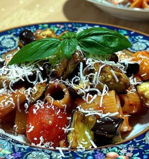 Modrobílý talíř jídla na stole